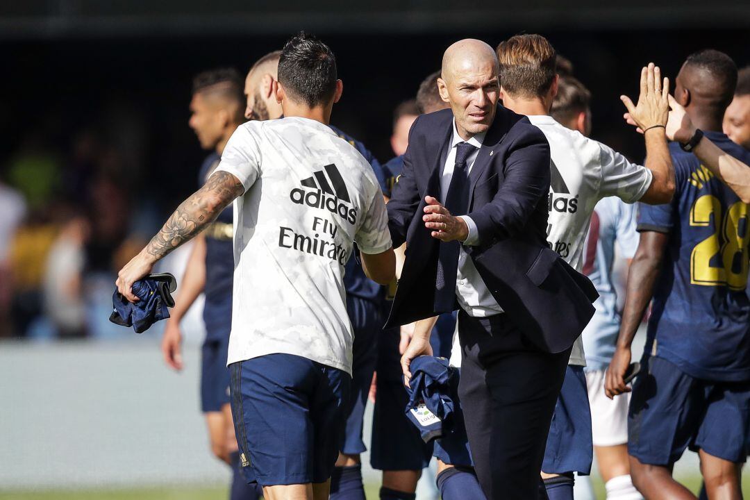 Zidane y James Rodríguez se saludan