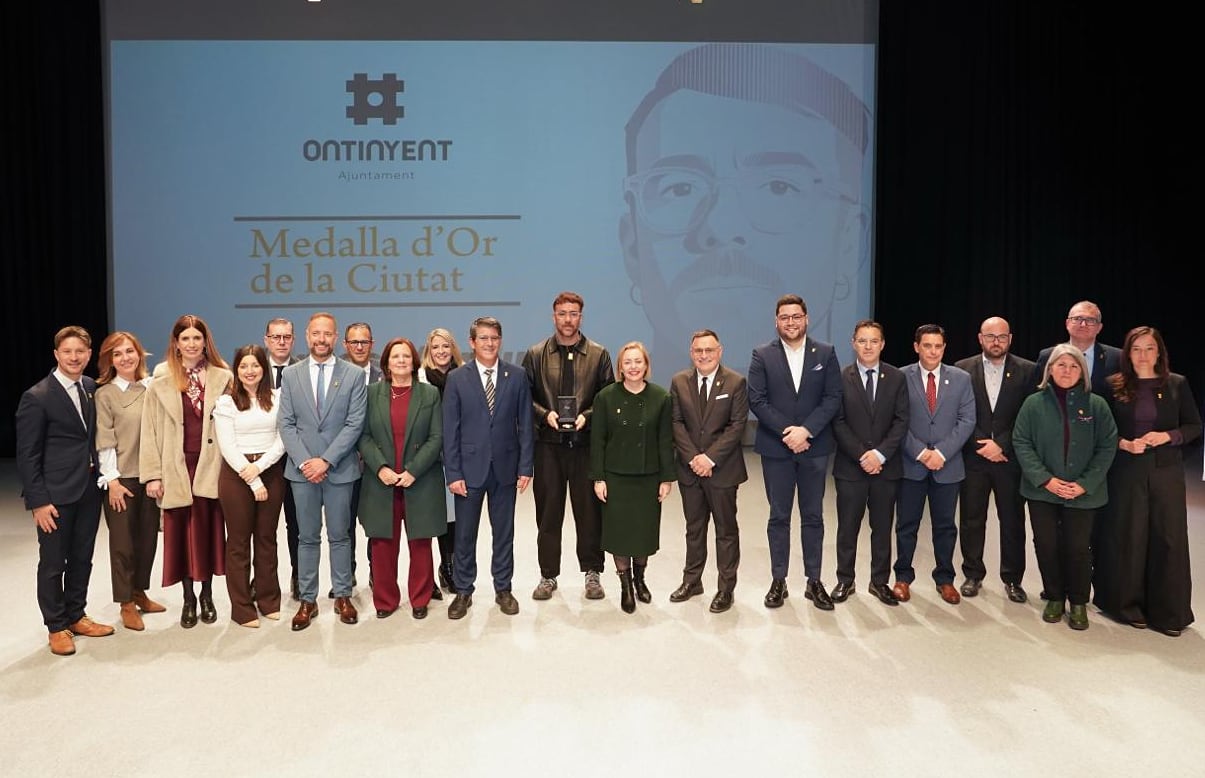 Marcos Morau posa junto a toda la corporación municipal tras recibir la Medalla de Oro de la Ciudad de Ontinyent