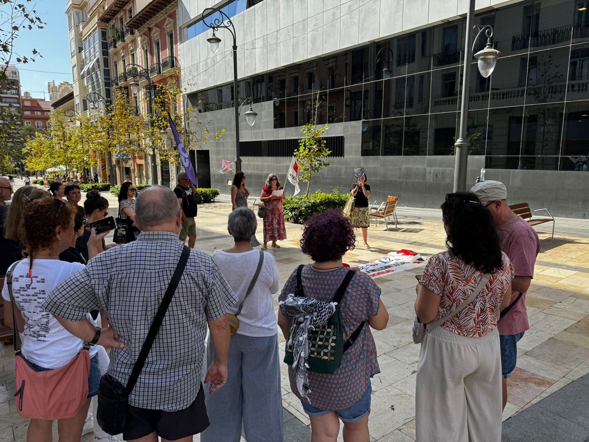 Concentración de los trabajadores del sector social en la Avenida de la Constitución de Alicante. Foto: Daniel Rodríguez