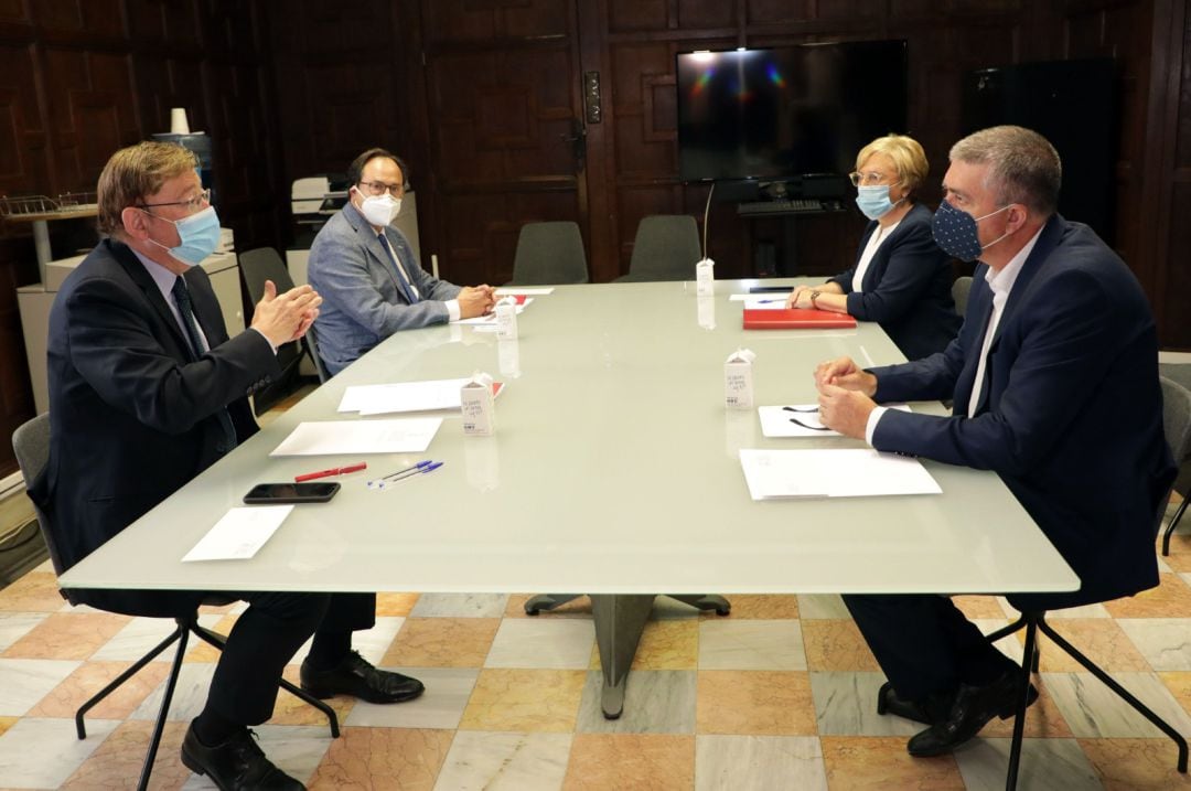 El preisdente de la Generalitat, Ximo Puig, ha mantenido una reunión de trabajo con los consellers de Hacienda, Vicent Soler, Economía Sostenible, Rafael Climent, y Sanidad Universal, Ana Barceló
