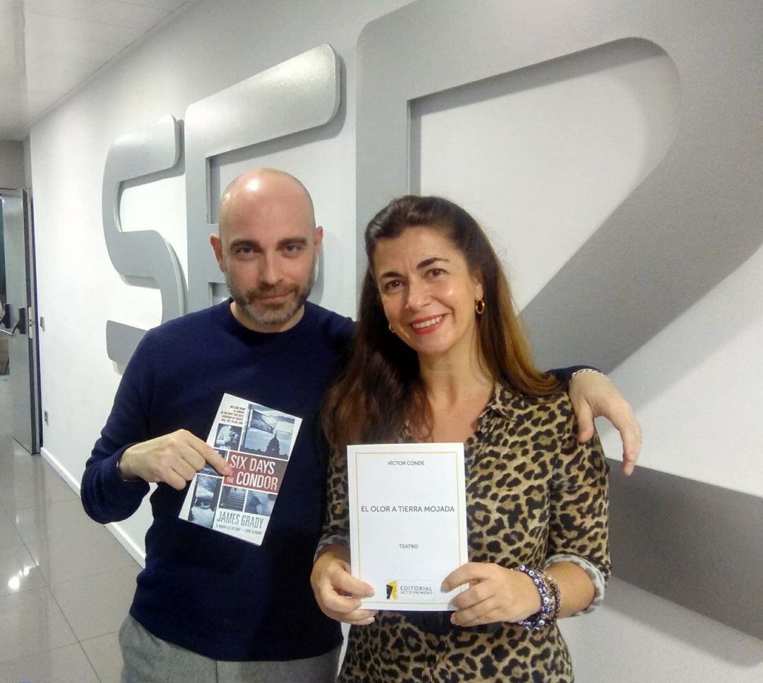 Víctor Conde junto a Marta González Novo presentando su nuevo libro.