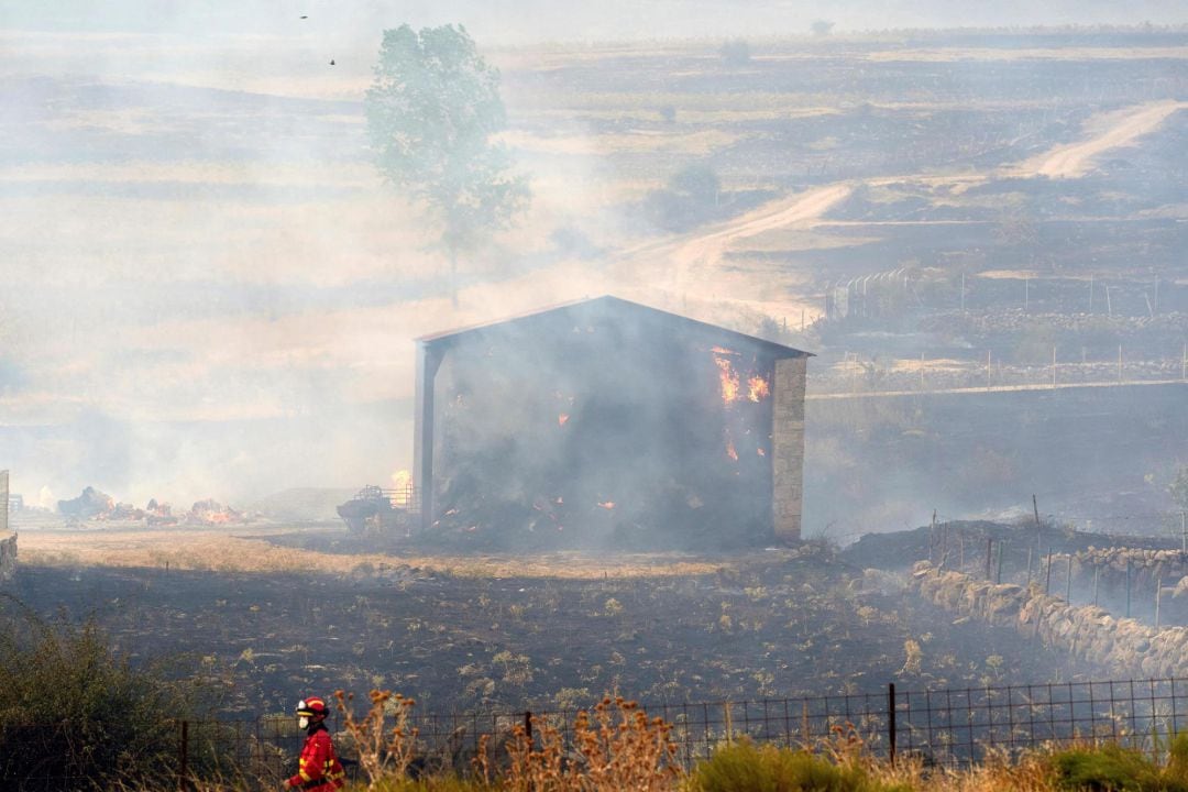 Edificación calcinada por el fuego en la zona de Robledillo