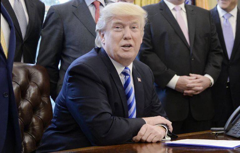 El presidente estadounidense, Donald J. Trump (c), durante una reunión del Consejo Económico Nacional en el despacho oval de la Casa Blanca en Washington