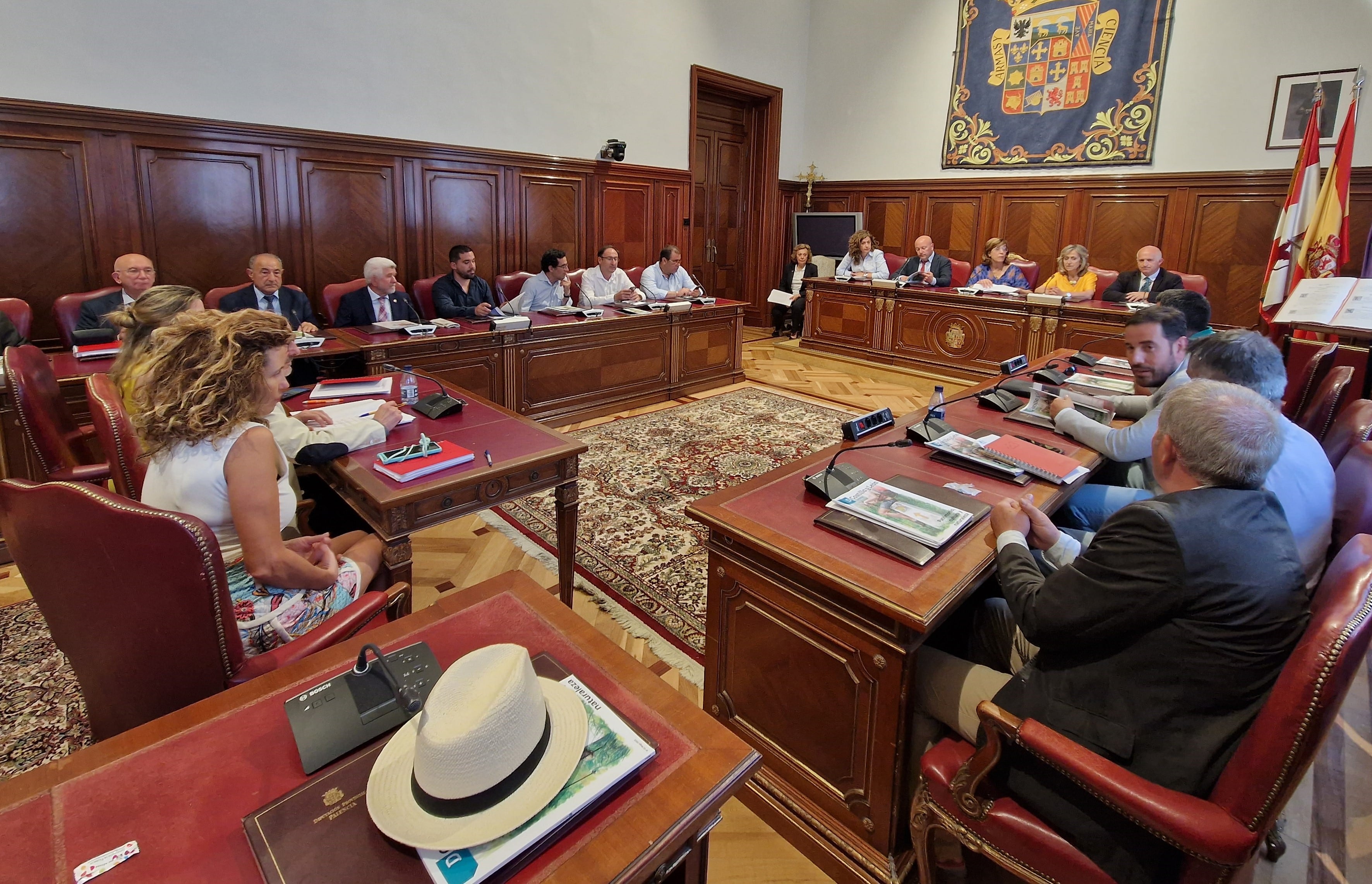 La Diputación cierra el mandato en la institución provincial en un pleno entre despedidas y agradecimientos