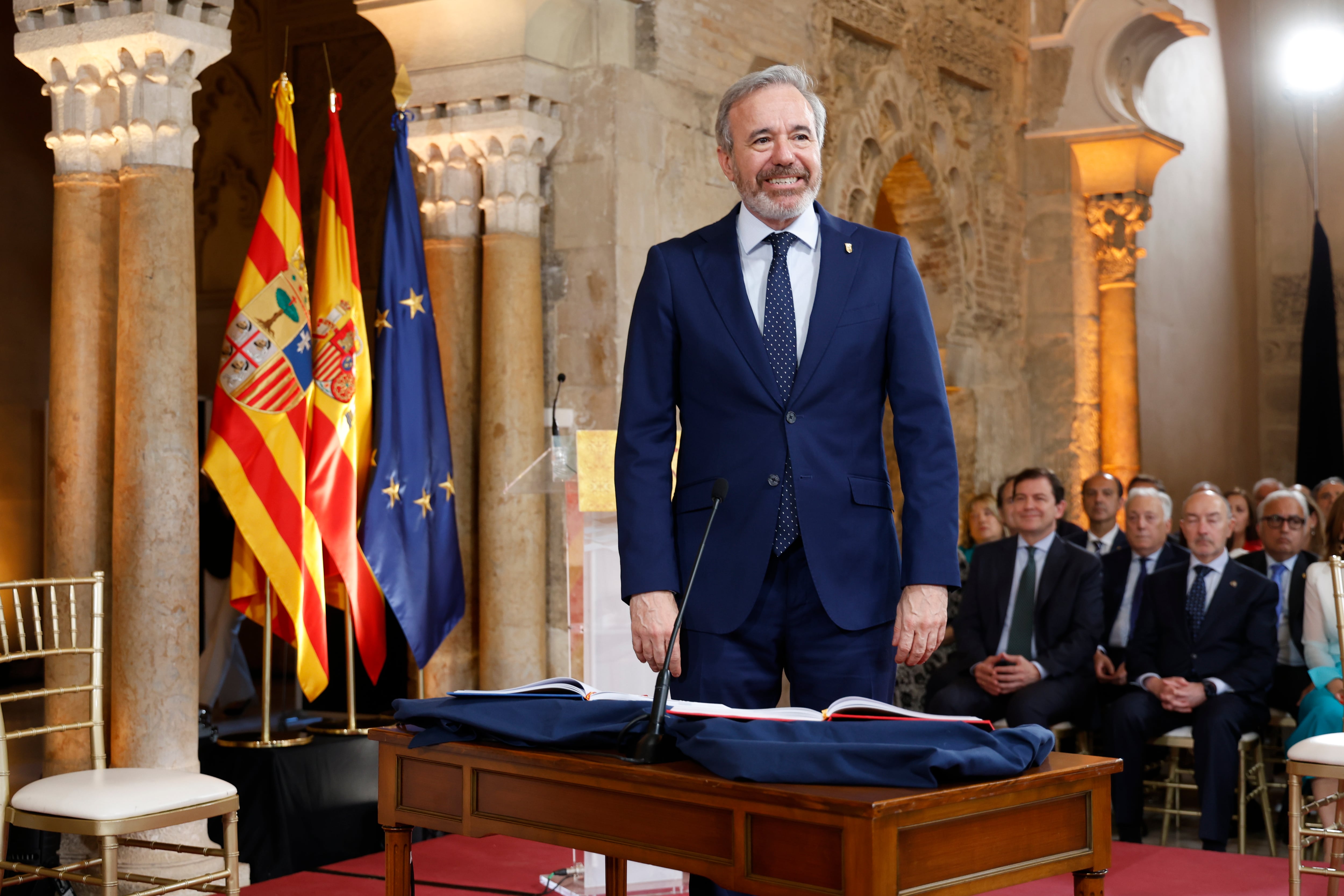 ZARAGOZA, 30/04/2026.-El recién investido presidente de Aragón, Jorge Azcón, durante su toma de posesión como presidente de Aragón este jueves en el Palacio de La Aljafería en Zaragoza.-EFE/ Javier Belver