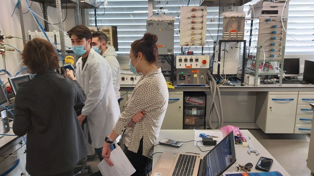 Los micrófonos de la Cadena SER se han acercado al Campus Río Ebro de la Universidad de Zaragoza para conocer y dar voz a los científicos. Son más de 600  y, pese a estar embarcados en interesantes proyectos científicos, su trabajo está sujeto a la tempor