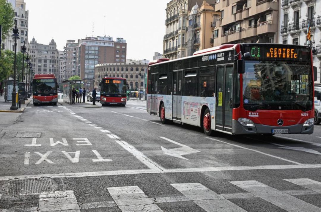 Autobuses de la EMT de València en el intercambiador de la calle Xàtiva