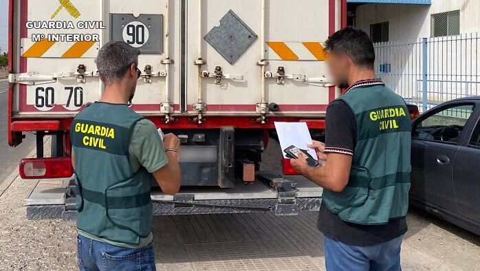 Dos agentes de Guardia Civil