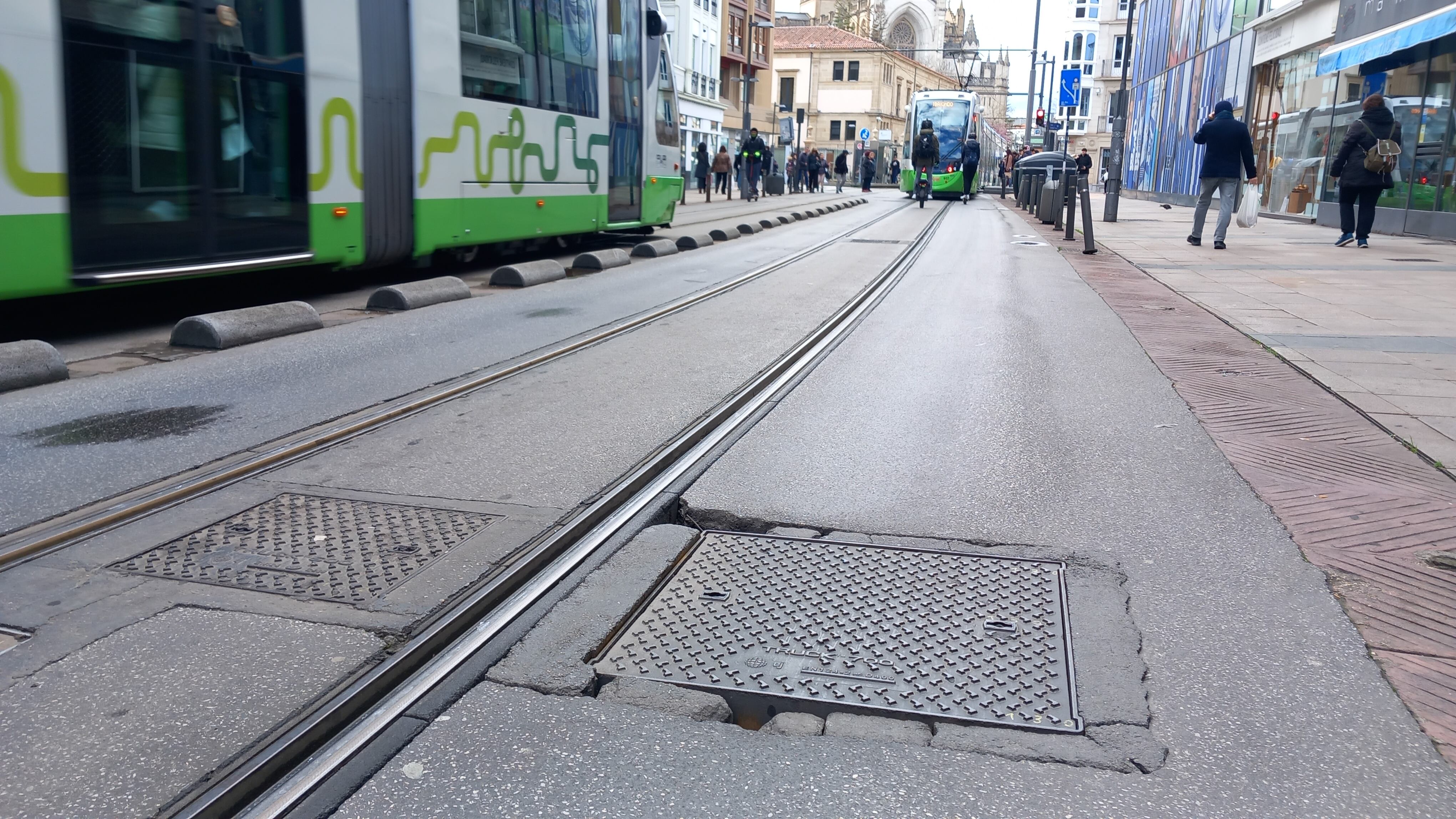 Una de las arquetas deterioradas en la calle General Álava