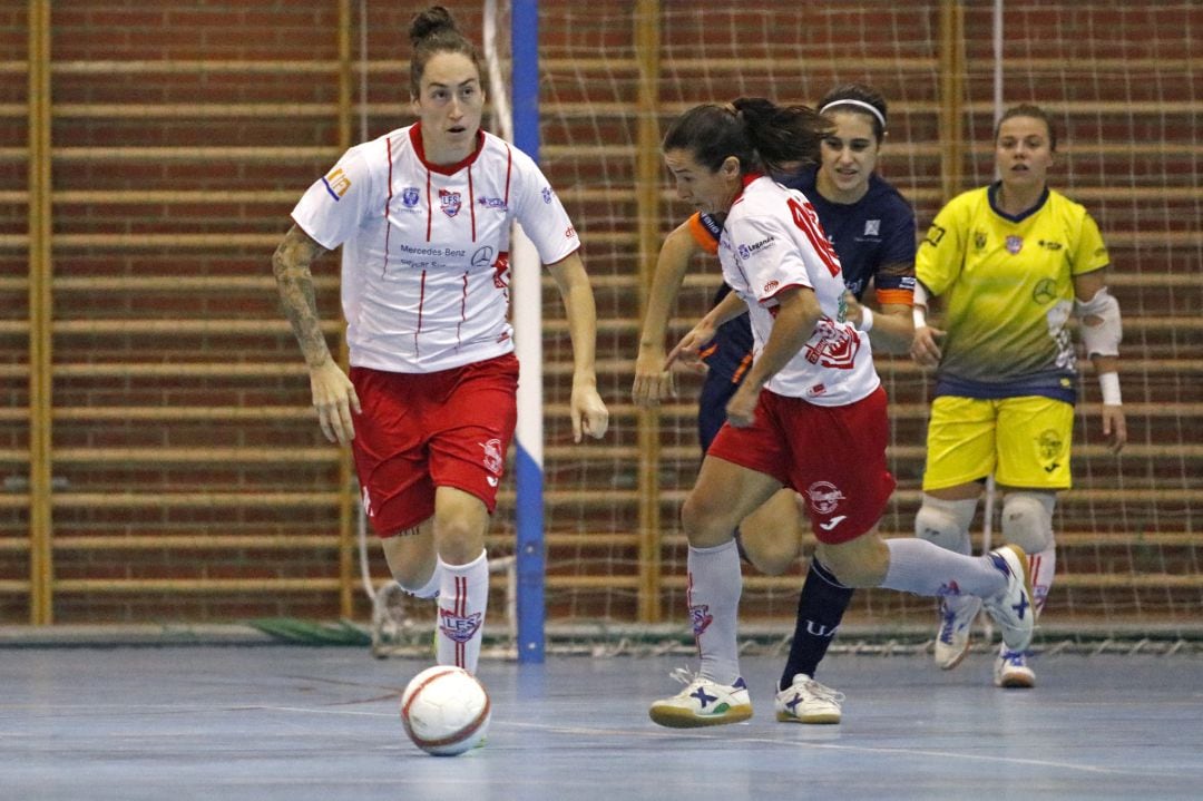 Laura Uña conduce el balón durante un partido del conjunto pepinero esta temporada.