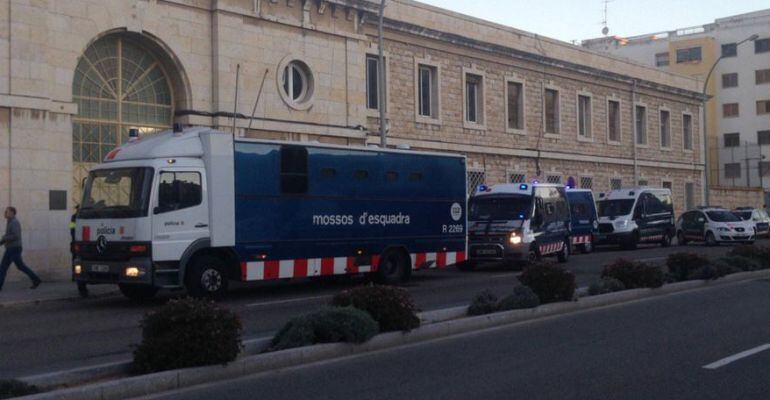 La primera furgoneta dels Mossos d'Esquadra traslladant presos cap a Mas Enric