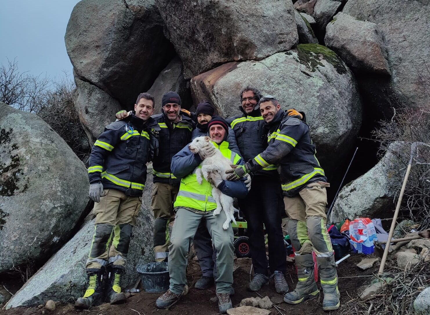 Los bomberos con Chispa tras el rescate