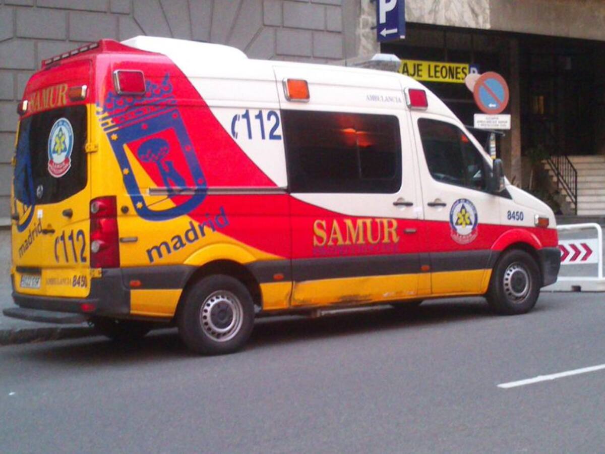 Una mujer da a luz en un coche tras horas esperando una ambulancia