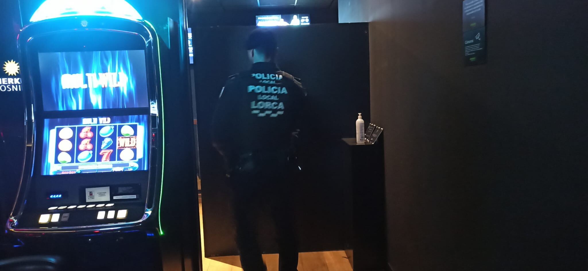 Policía Local de Lorca en un control en un salón de juegos