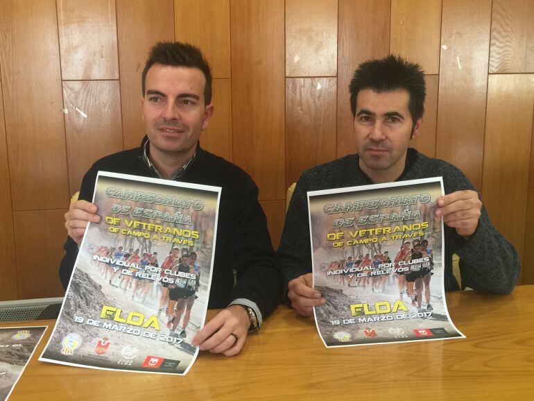 El edil de Deportes, Fernando Gómez, (I) y el presidente del C. A. Elda, Joaquín Alcaina en la presentación de la prueba