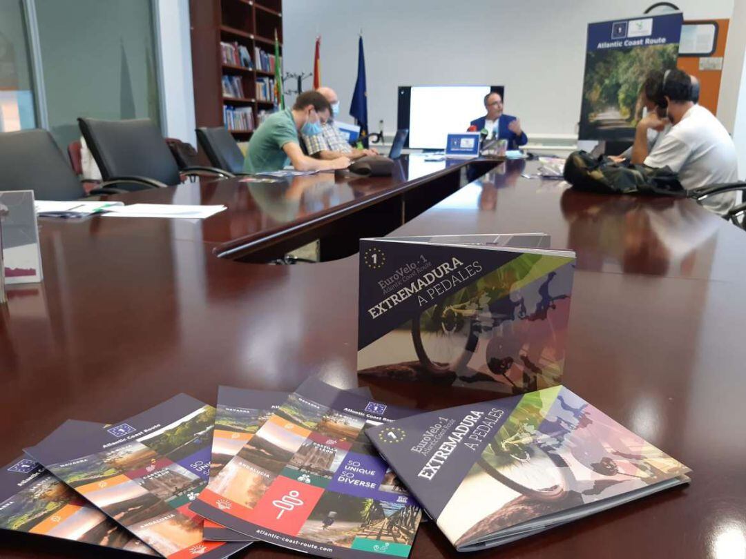 Guia de la Eurovelo durante la presencicón con el director general de turismo al fondo