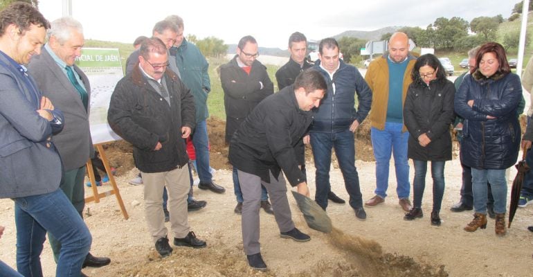 Francisco Reyes coloca la primera piedra en las obras de la estación de Huelma.