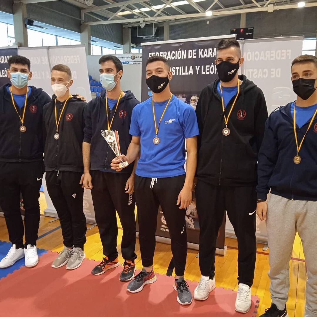 El equipo masculino del Hiroshima PradoSport que logró el bronce por equipo en kumite del Campeonato Autonómico, celebrado en Valladolid.