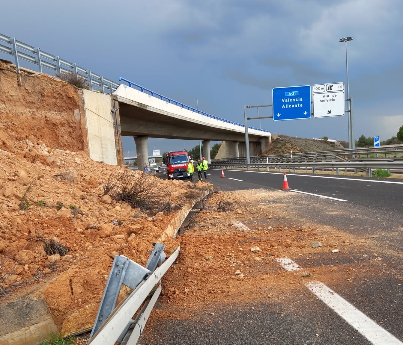 Imagen del muro caído en la autovía a su paso por Albacete