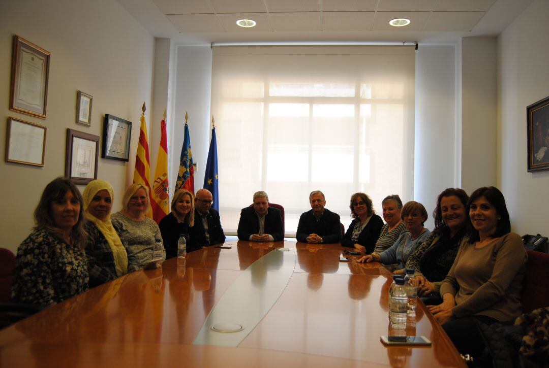 Membres de l&#039;equip de govern amb representants de les dones de la neteja en vaga pels impagaments de Limpiezas Raspeig 