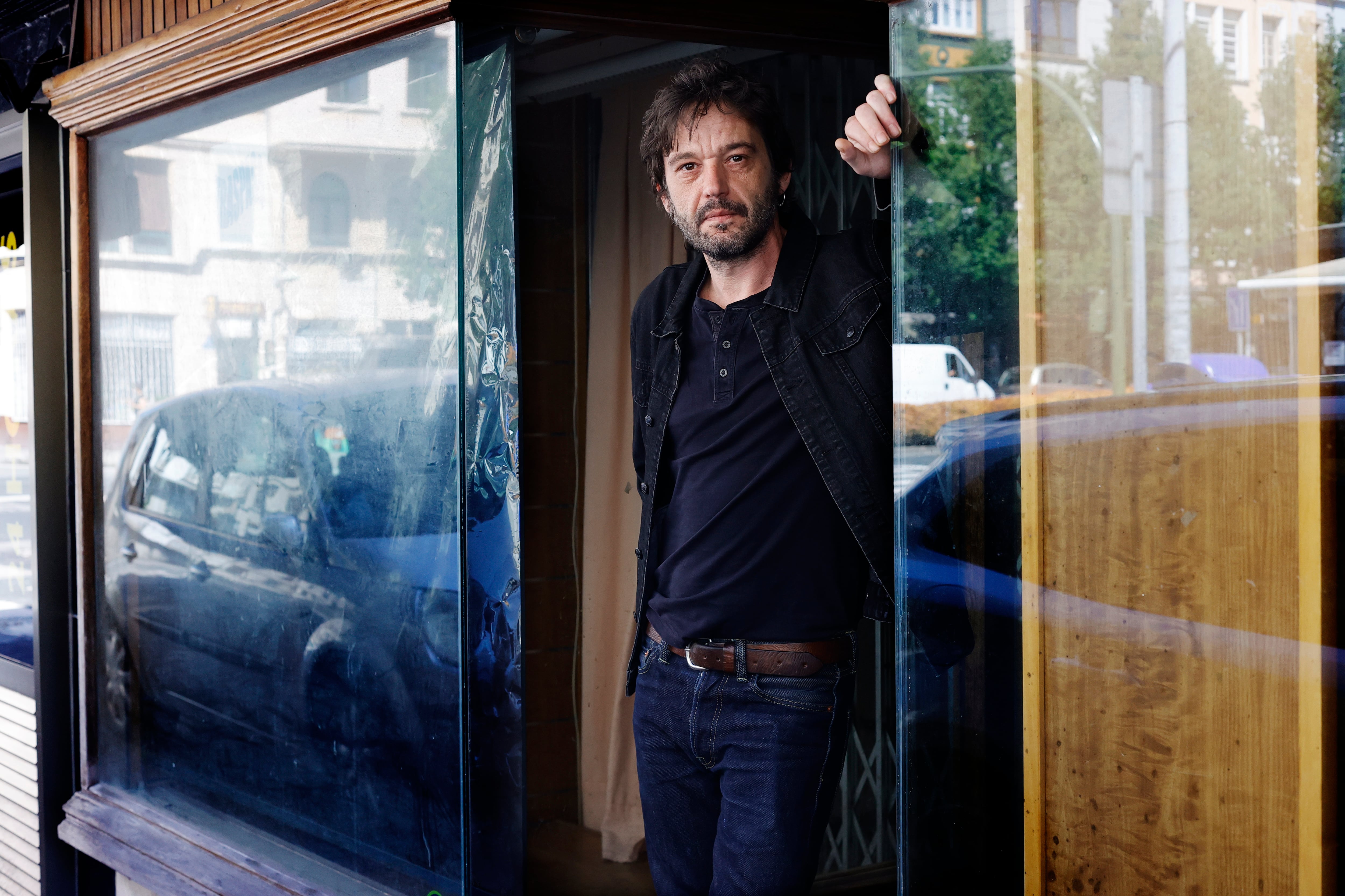 El director de cine Alberto Gracia, tras su aclamada película &#039;La Parra&#039;, debuta como actor por la puerta grande: encarna al tío de la protagonista de &#039;Romería&#039;, el último filme de Carla Simón, un trabajo que no ha pasado desapercibido tras su exhibición la pasada semana en el Festival de Cannes (foto: Kiko Delgado / EFE)