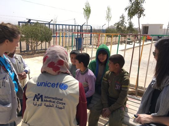 Àngels Barceló, con unos niños de la escuela de Unicef en Zaatari