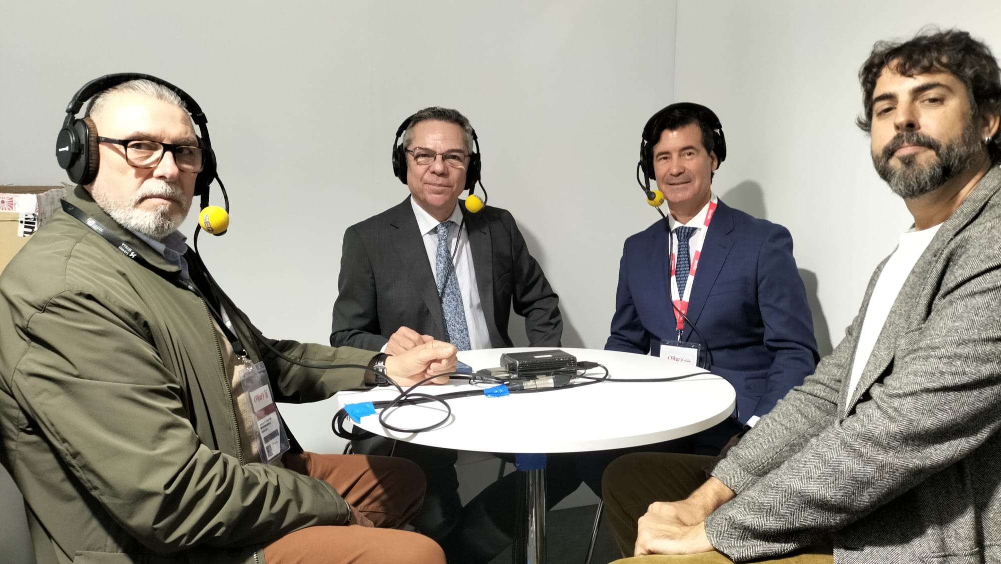 Juan Bautista Ginés, secretario general de UGT Sevilla, Miguel Rus, presidente de la CES y Carlos Aristu, secretario general de CCOO Sevilla junto a Salomón Hachuel