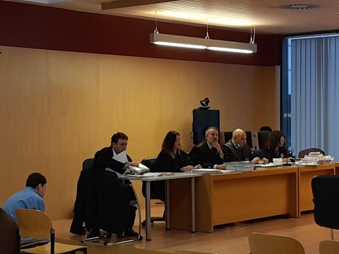 Uno de los momentos del juicio con el acusado a la izquierda