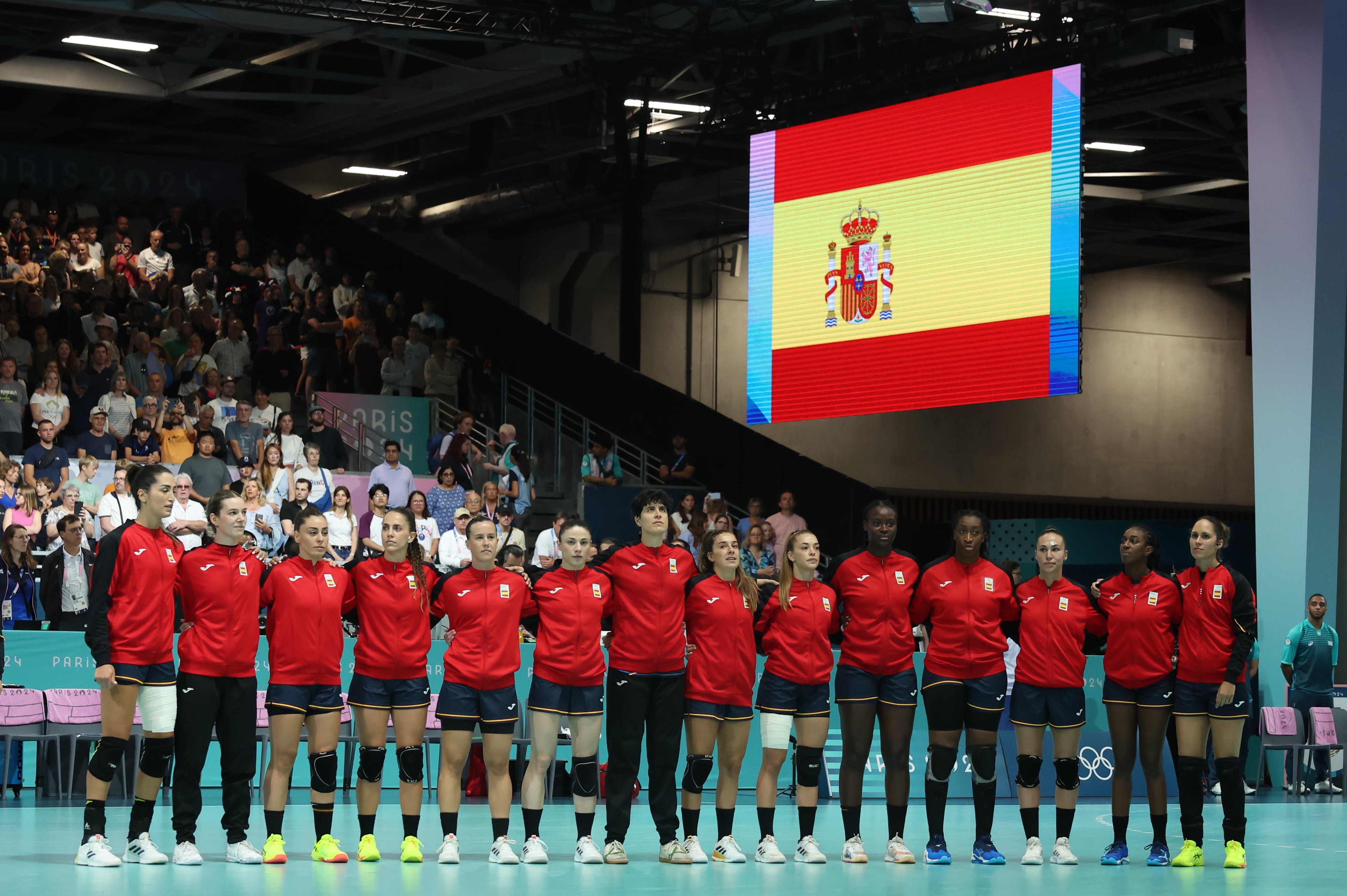 -FOTODELDÍA- NANTES, 25/07/2024.- Las jugadoras de la selección española femenina de balonmano momentos antes del inicio del partido contra Brasil en la fase preliminar de los Juegos Olímpicos de París 2024 en Nantes, Francia, este jueves. EFE/ Kiko Huesca
