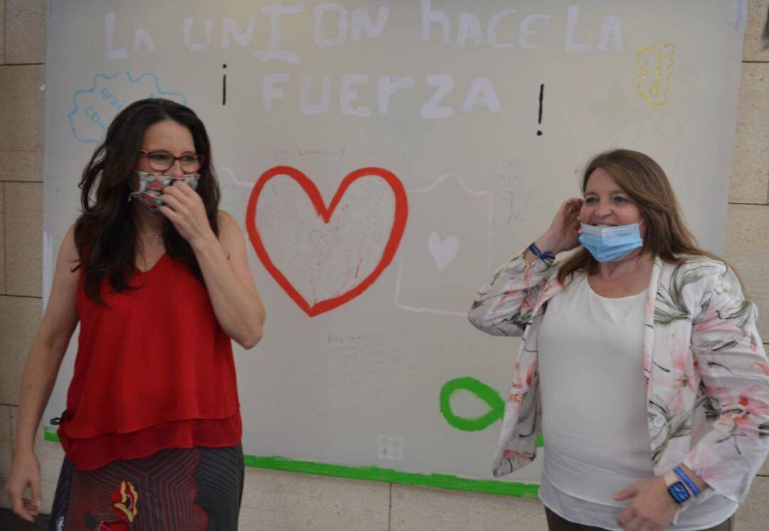 La vicepresidenta Mónica Oltra (i) y la concejal de Acción Social Julia LLopis (d)