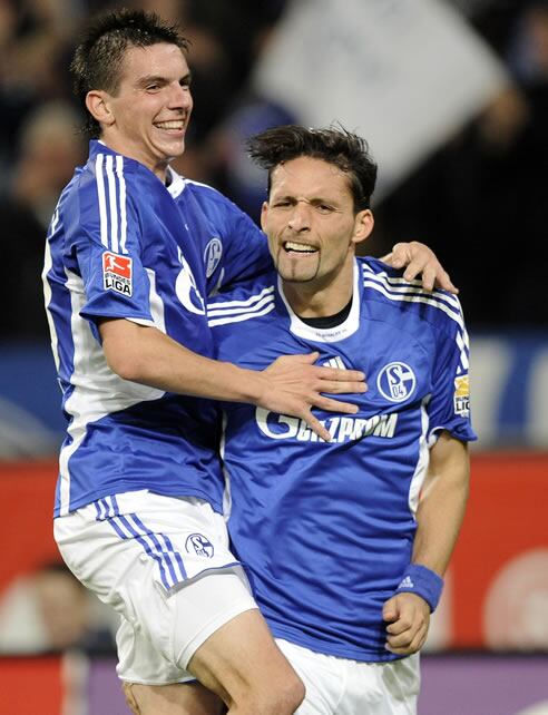 El jugador del Schalke 04, Kuranyi, celebra su gol ante el Hamburgo