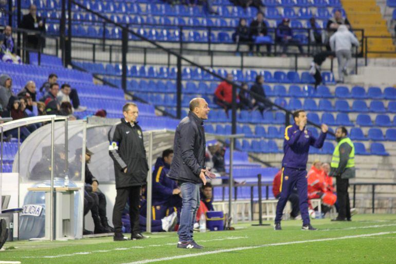 Vicente Mir dando instrucciones a los jugadores en un partido de Liga, en el estadio José Rico Pérez