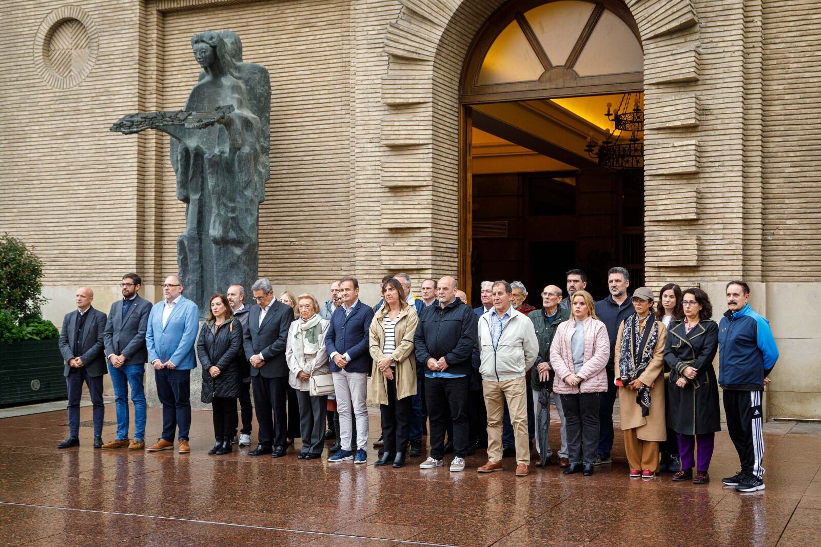 Minuto de silencio en el Ayuntamiento de Zaragoza por los fallecidos en la DANA de Valencia