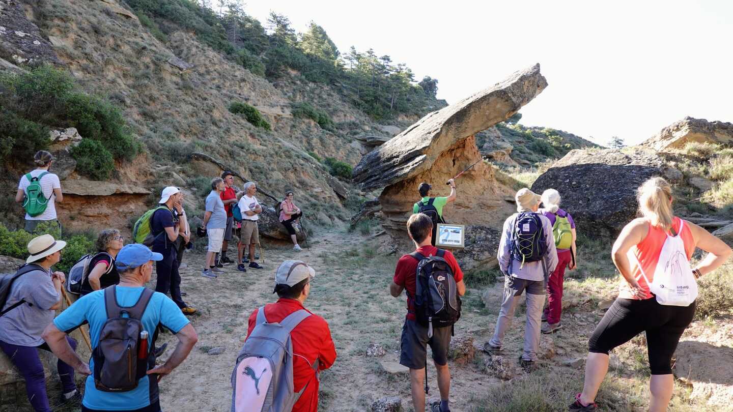 Senderistas recorriendo las rutas saludables en la Hoya