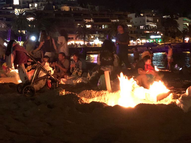 Imagen de una de las hogueras de San Juan en la playa de Figueretes
