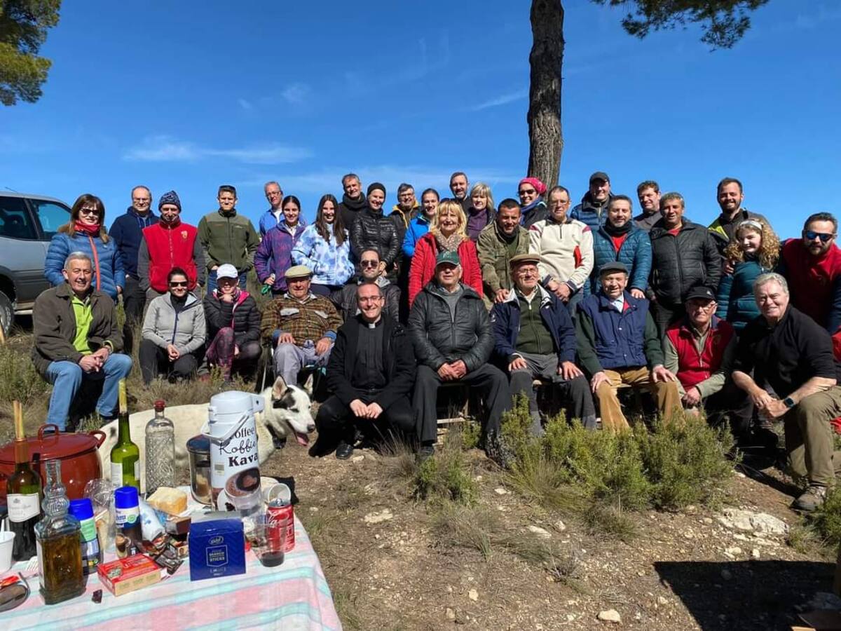 Biar prepara las hogueras para las fiestas de Mayo
