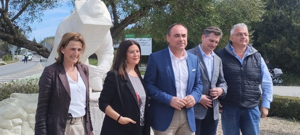 El alcalde de Castilblanco, José Manuel Carballar, presidente de la Cooperativa de Miel Sierras Andaluzas, José Luis Pajuelo y la artista Sandra Colinet, entre otros