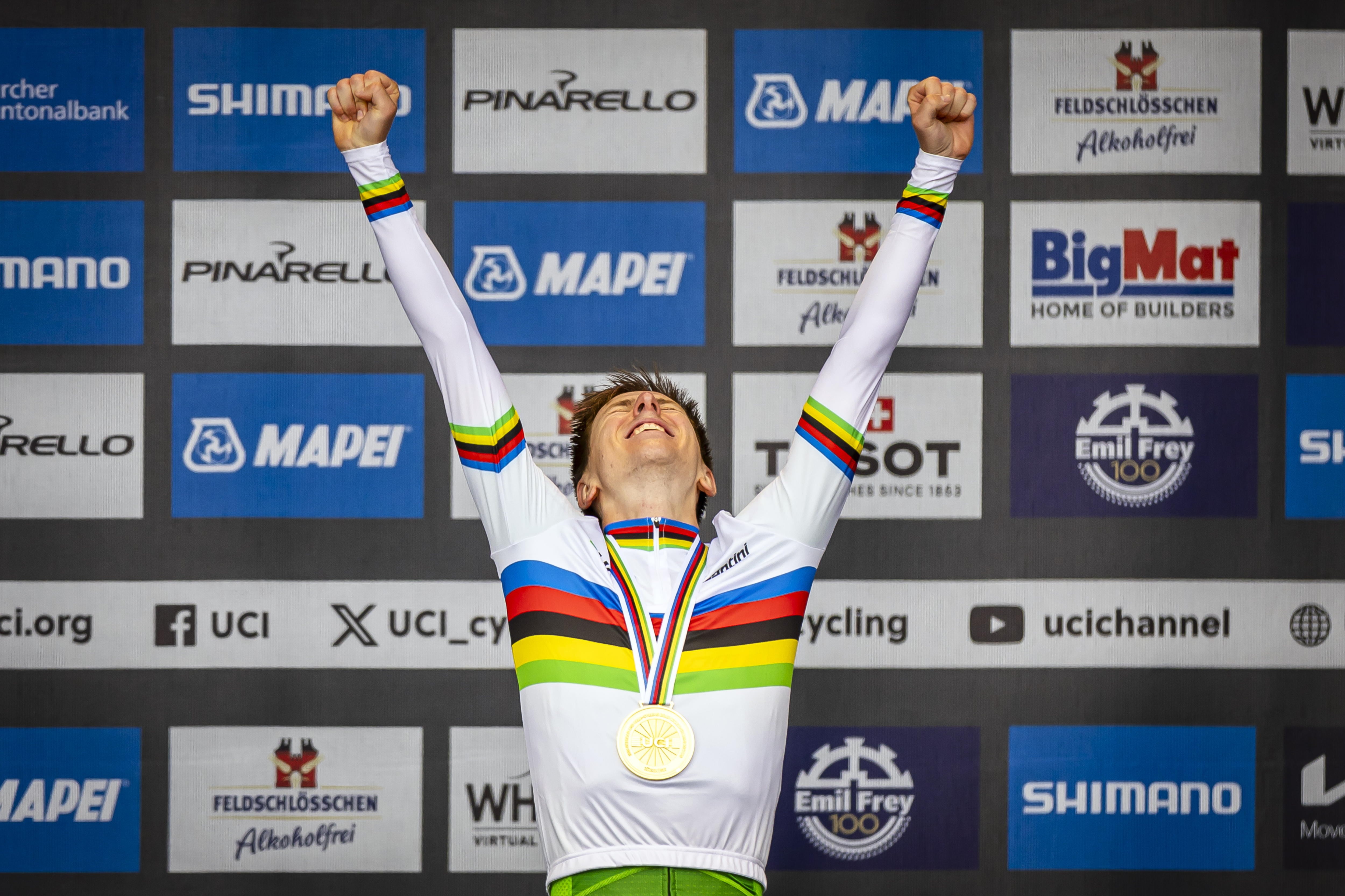 Tadej Pogacar celebra la victoria en el Mundial de ciclismo