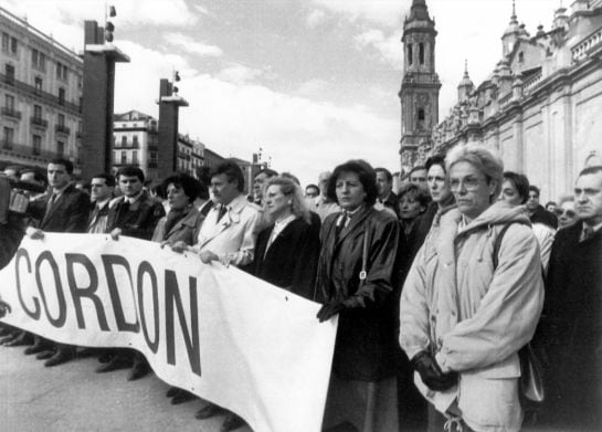 Pilar Muro (la mujer del empresario) participó en la concentración convocada por el Comité de Empresa de Previasa, frente a la Basílica del Pilar, para exigir la libertad del empresario Publio Cordón (Zaragoza, 11-1-1996)