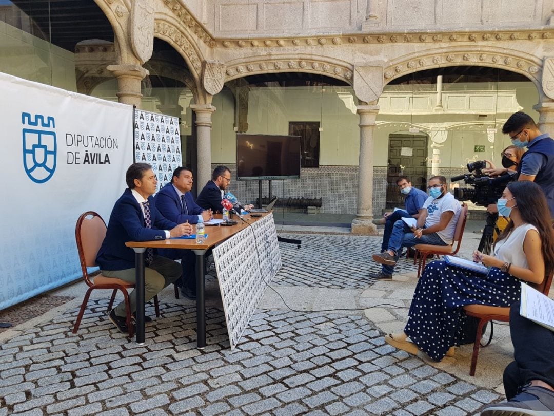 Un momento de la presentación de la campaña a los medios, en el patio de la sede de la institución provincial