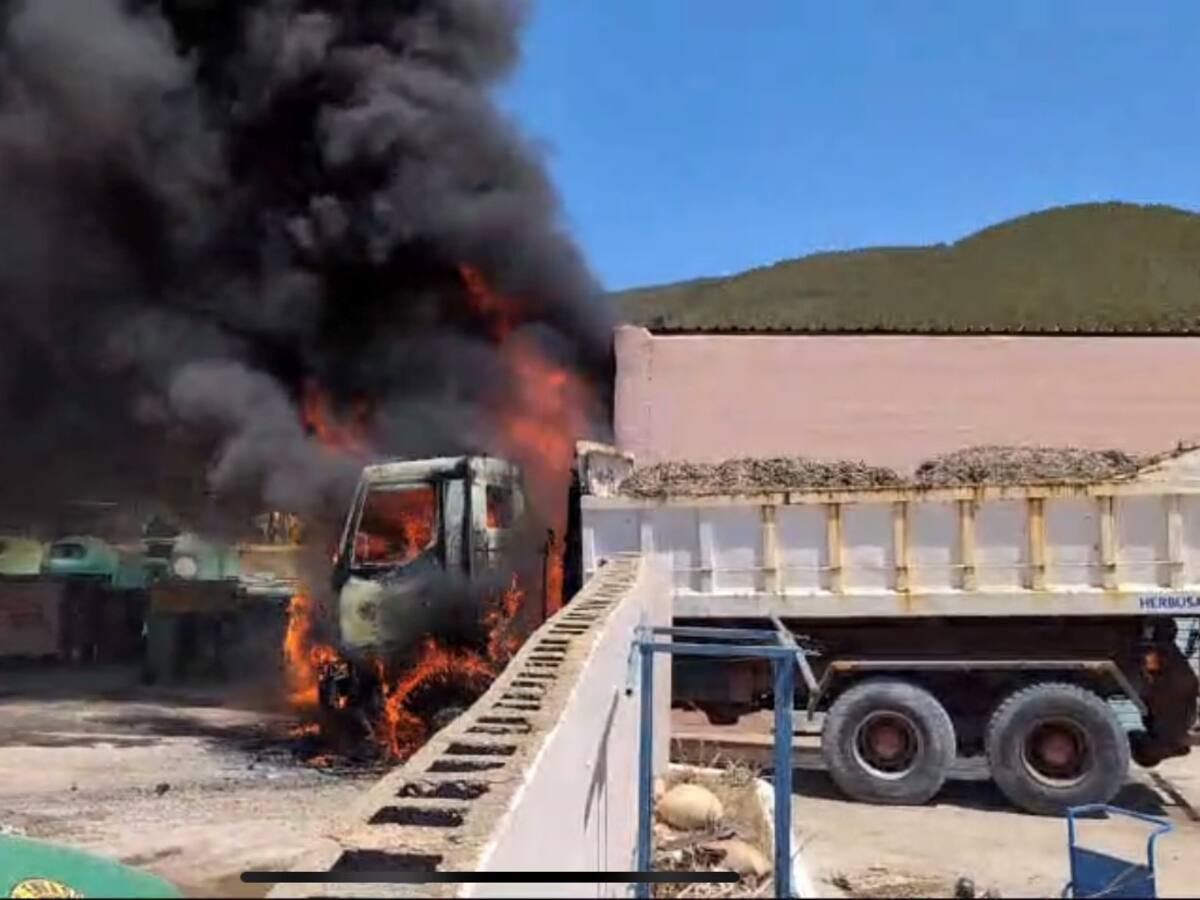 Arde la cabina de un camión de recogida de basuras de la empresa Herbusa en Santa Eulària