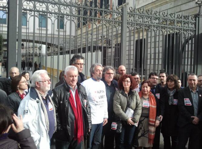 Un gurpo de diputados con la madre de Alfonso, Elena Ortega, en la puerta del Congreso