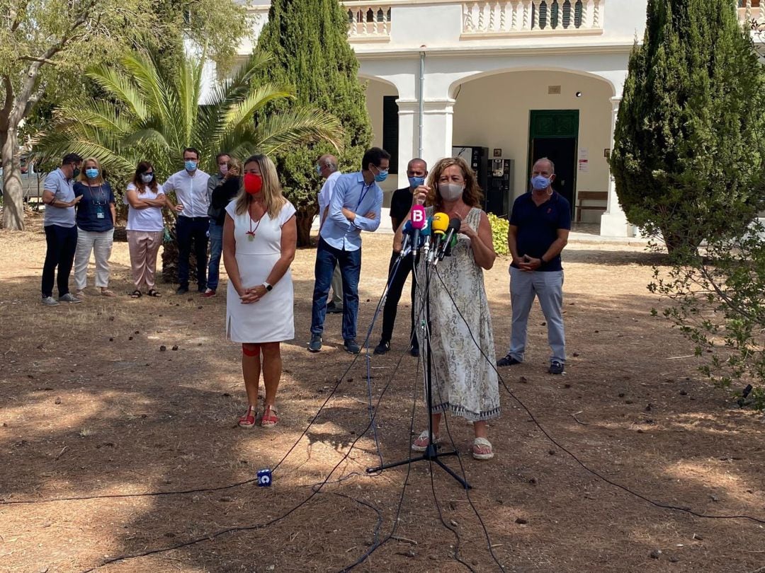 Francina Armengol, presidenta del Govern, y Patricia Gómez, consellera de Salud. 