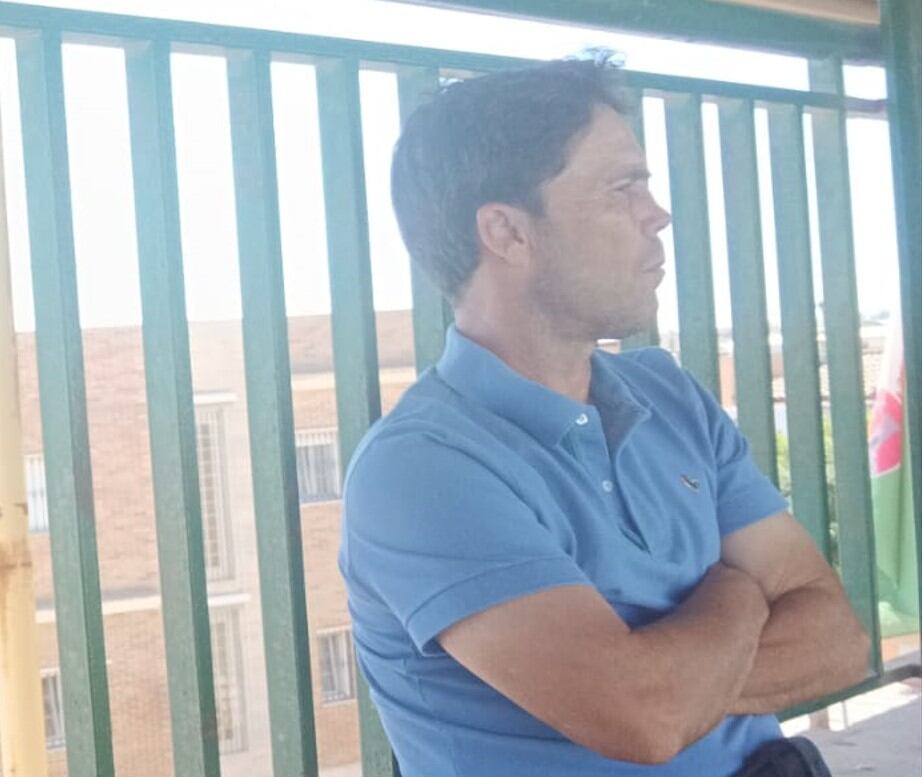 Rubi en Huércal viendo jugar al fútbol a su hijo.