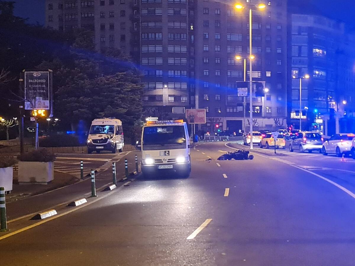 Un motorista, herido en un choque contra un furgón en La Palloza