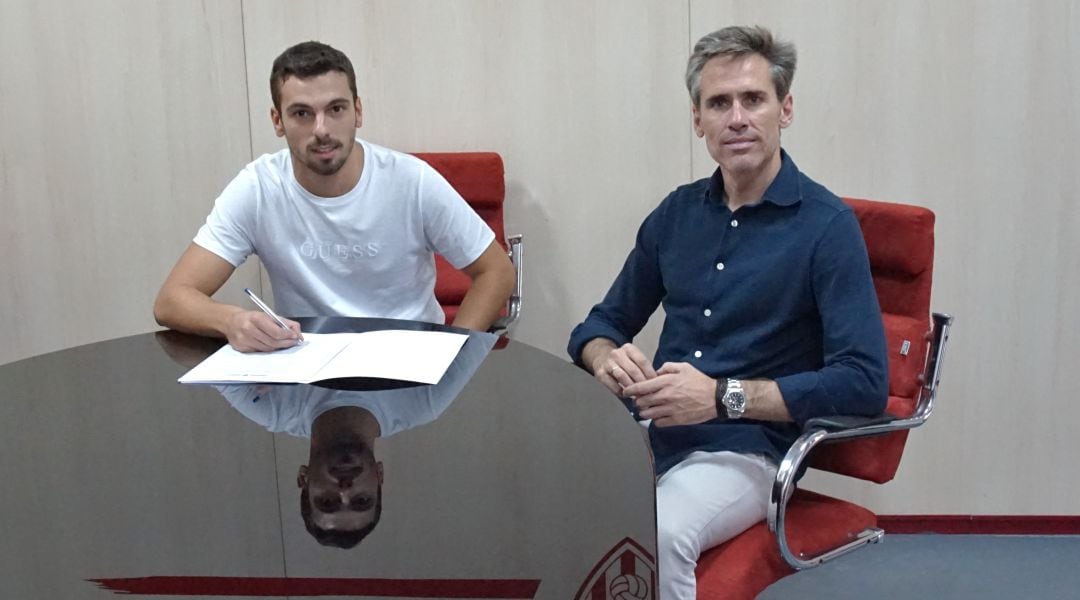 El jugador con el director deportivo del Almería.