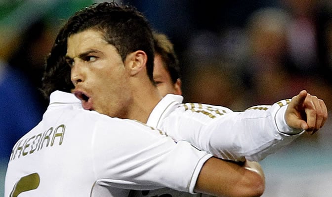 Cristiano Ronaldo celebra su tercer gol en el Vicente Calderón