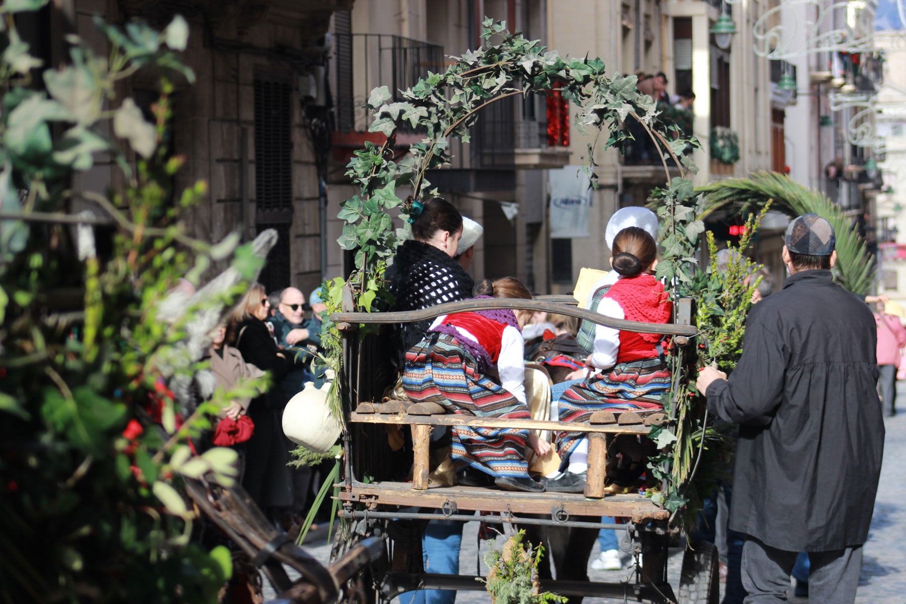 Imatge dels carruatges baixant pel carrer Sant Nicolau amb les pastoretes i pastorets al damunt