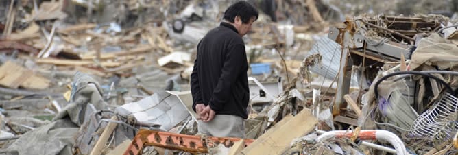 Un hombre camina entre las ruinas causadas por el terremoto y el tsunami en la ciudad de Minamisanriku (Miyagi)