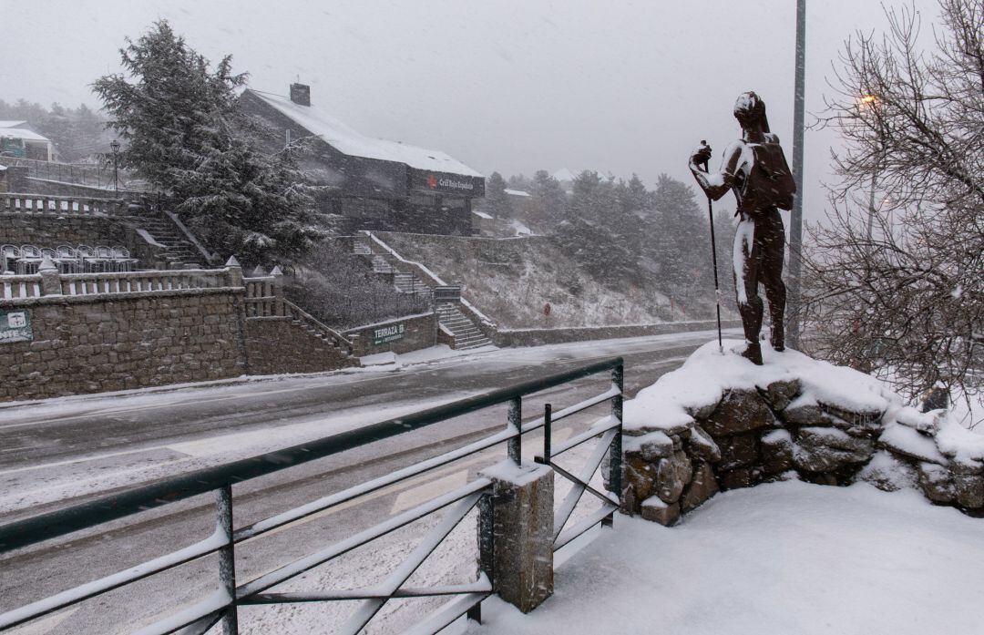 Carreteras cubiertas de nieve en el Puerto de Navacerrada, Madrid